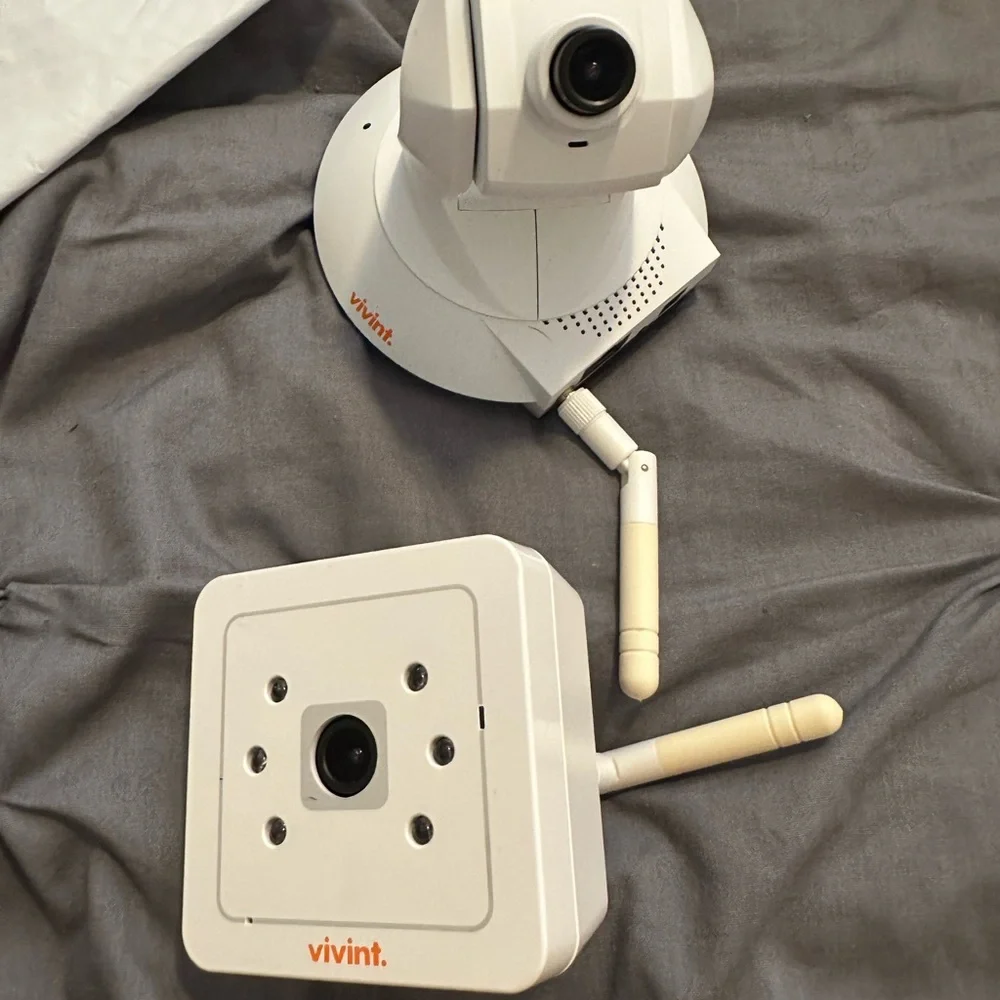 Vivint White Surveillance Camera Duo